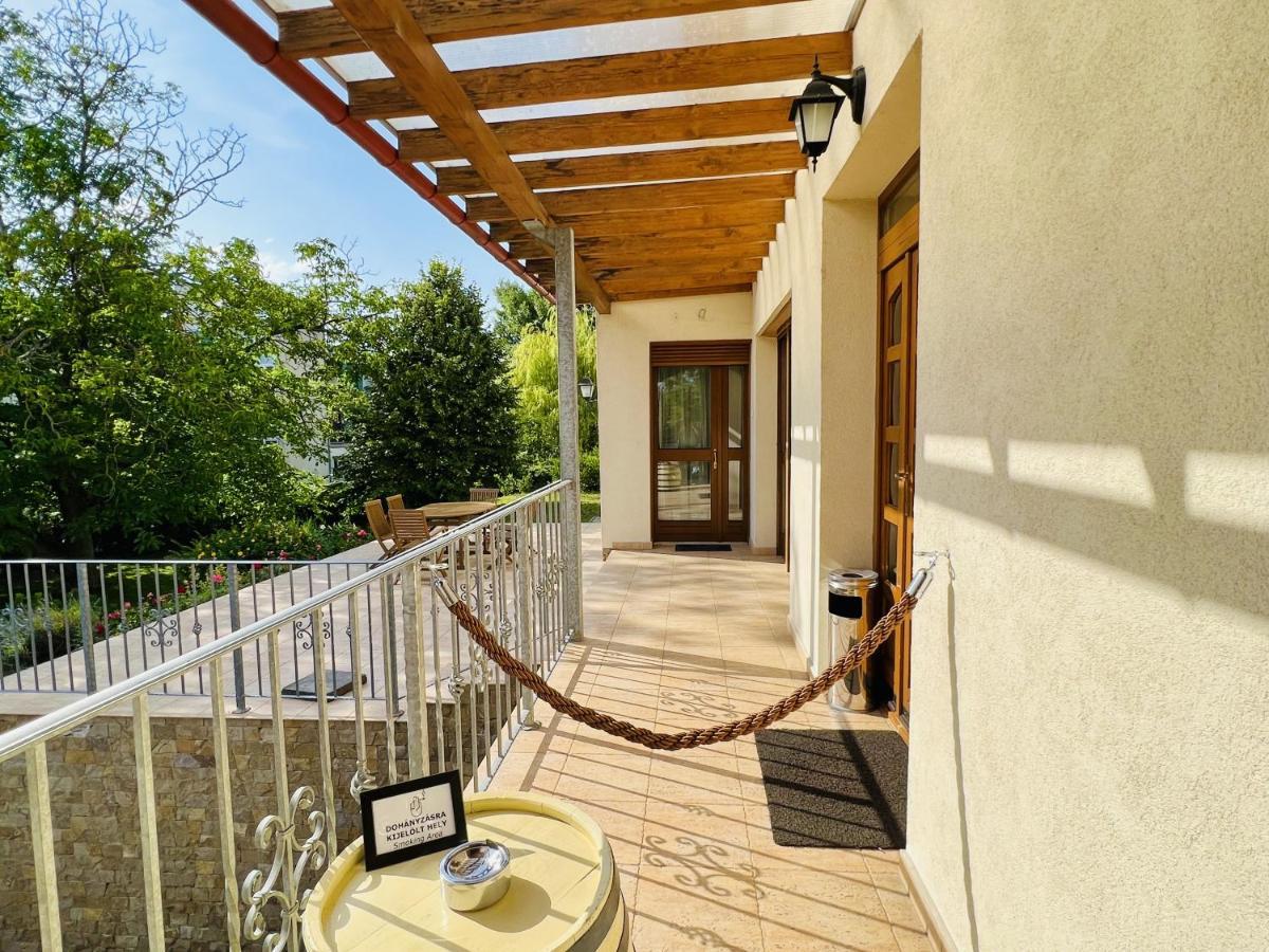 Villa Szofia Veszprem Apartments Экстерьер фото